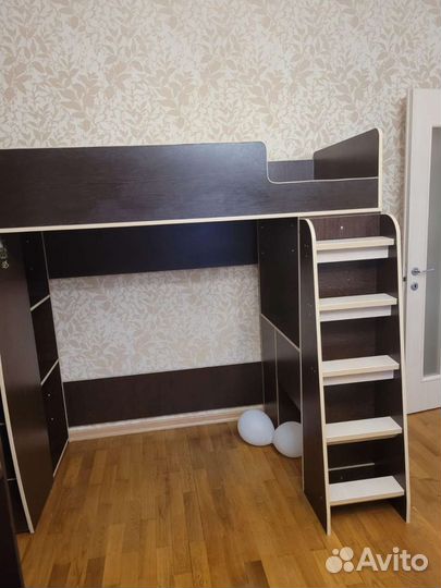 Детская кровать чердак со столом и шкафом
