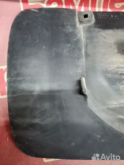 Брызговик задний правый Toyota Land Cruiser