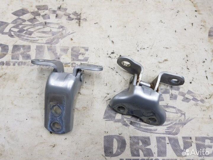 Петля двери передняя правая Toyota Prius ZVW55