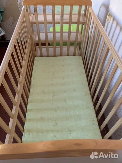 Детская кроватка с пеленальным столиком и полкой