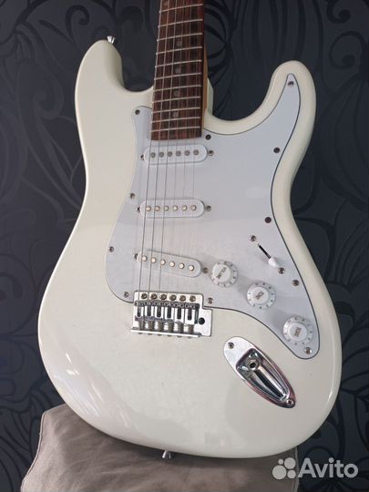 Электрогитара Stratocaster SSS белая