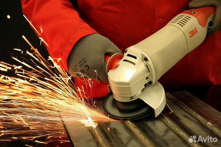 Рабочий на зачистку сварочных швов