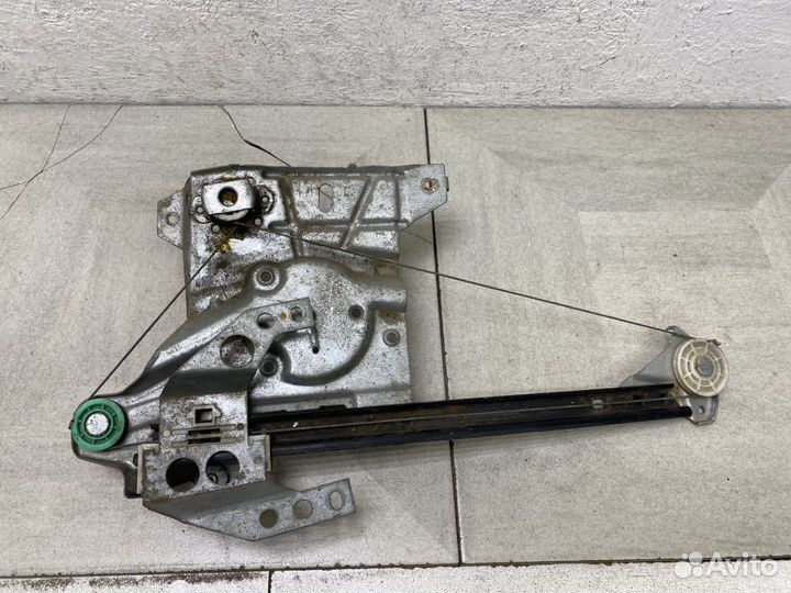 Стеклоподъемник механический задний левый 8D083939