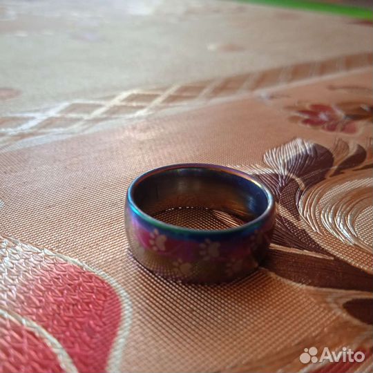 Кольцо с кошачьими лапками радужное