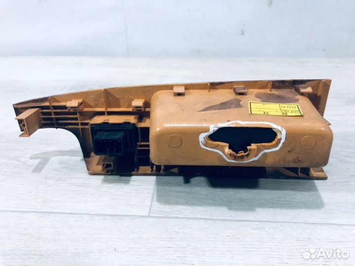 Кнопка стеклоподъемника передняя правая Kia