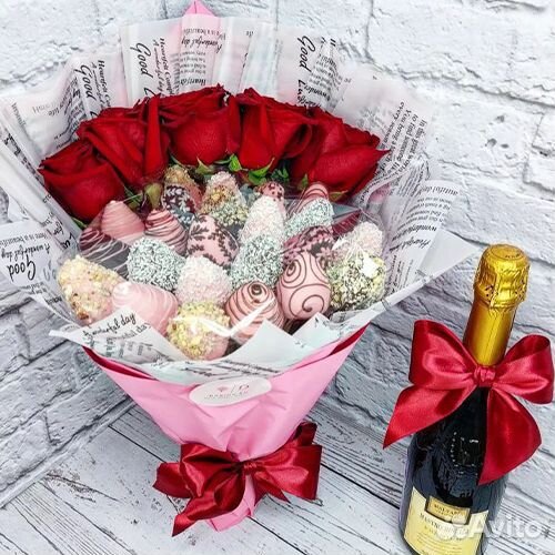 Букет Клубники в Шоколаде с 5 красными розами арт