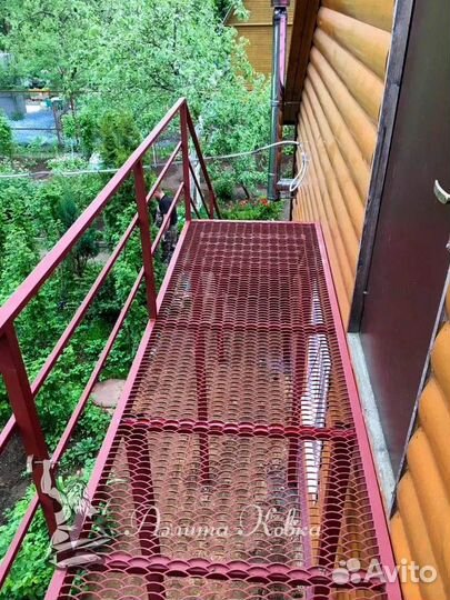 Металлическая лестница на улицу с пвл