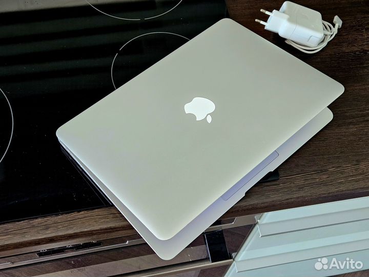 MacBook Air 13 2019 8/128Gb (батарея 100%)