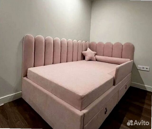 Детская кровать с мягкой спинкой