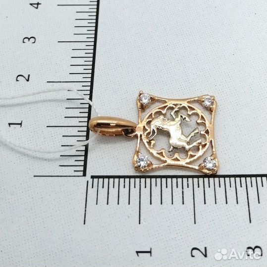 Золотая подвеска с камнем