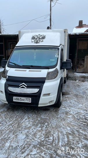 Водитель экспедитор со своим грузовым авто