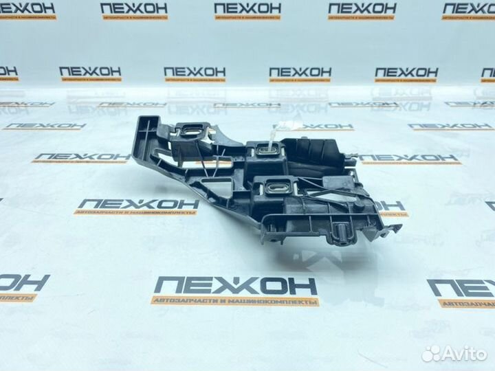 Крепление бампера заднее левое Mercedes-Benz