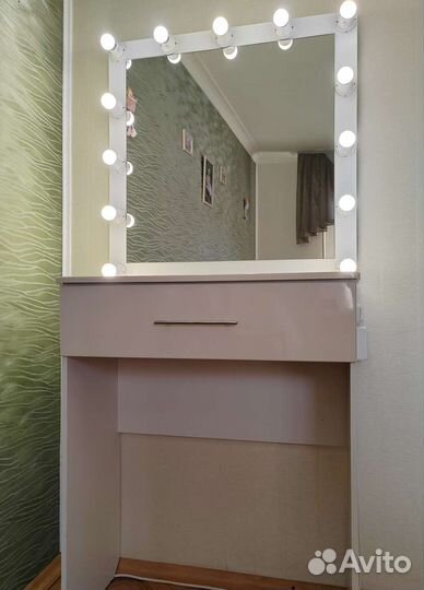 Гримерный столик с зеркалом и подсветкой