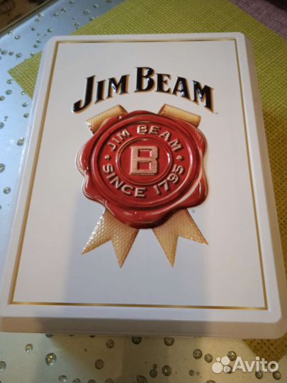 Коробка из под виски и два стакана