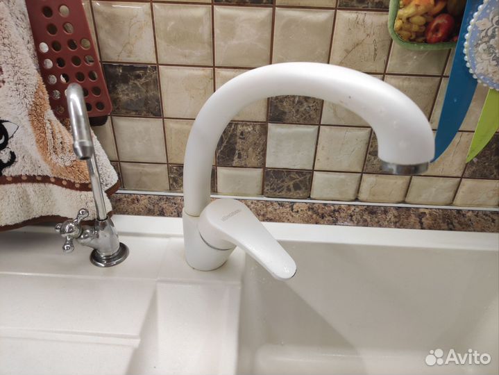 Раковина из искусственного камня и два крана б/у