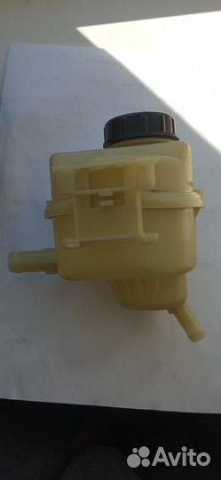 Бачок от гура на Рено Сандеро 2016