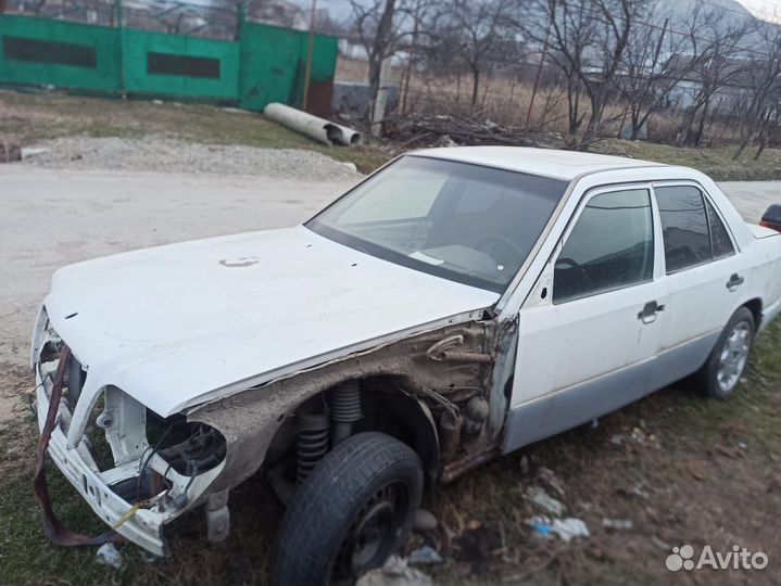 Капот на Mercedes w124