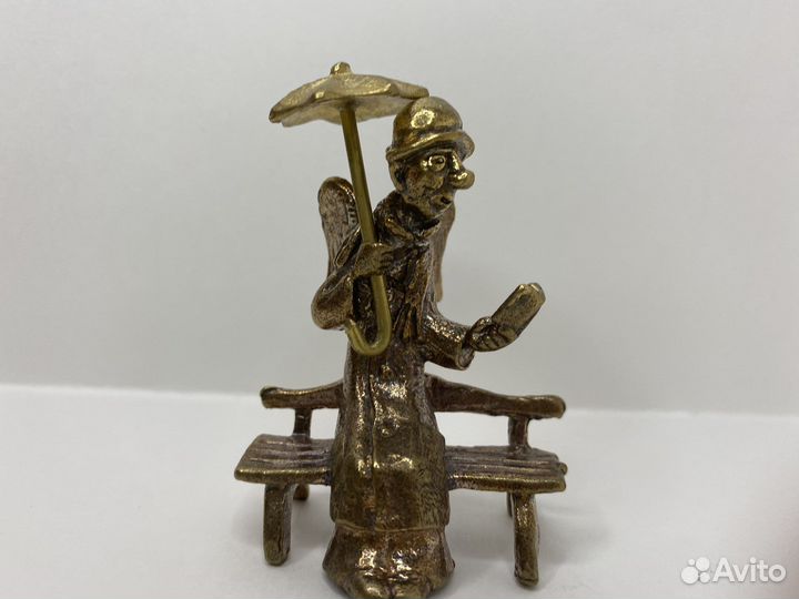 Читающий ангел из бронзы