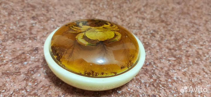 Продаю шкатулку для украшений с крышкой из янтаря