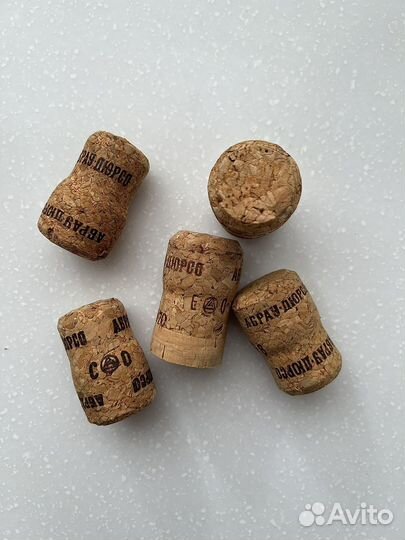 Пробки шампанского и вина