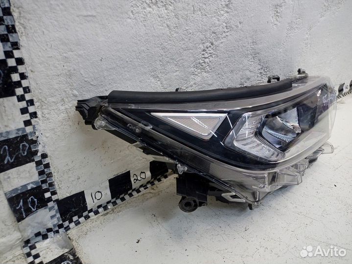 Фара правая Toyota Rav4 XA50 LED