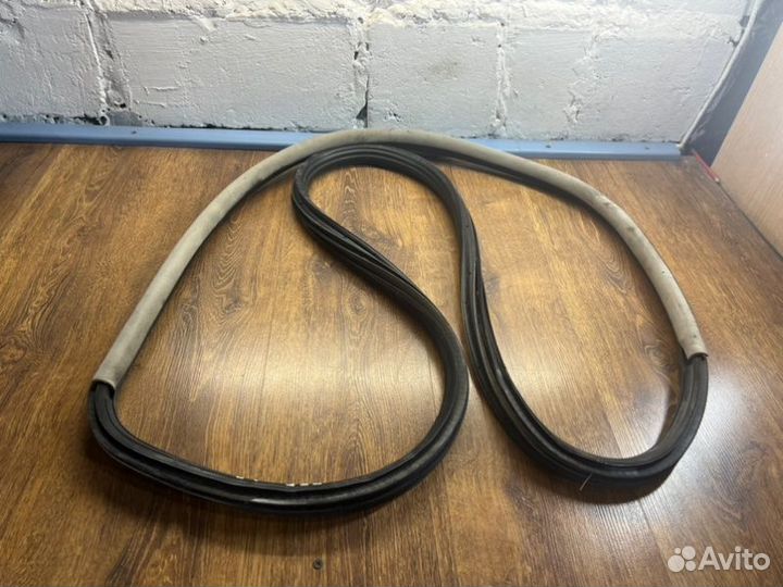 Уплотнительная резинка боковой двери передняя