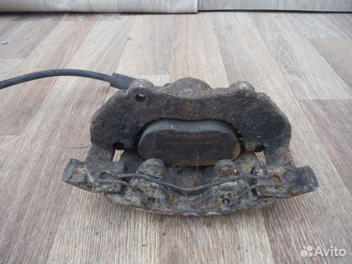 Суппорт передний левый Volvo S40 2007