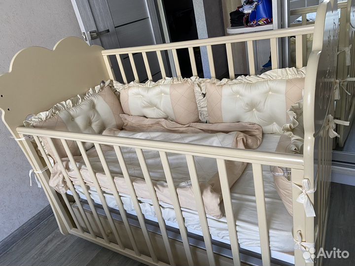 Детская кроватка с маятником и ящиком