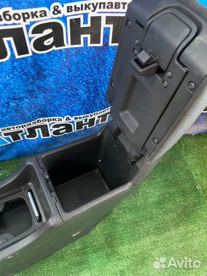 Подлокотник Opel Astra J A14XER 2011