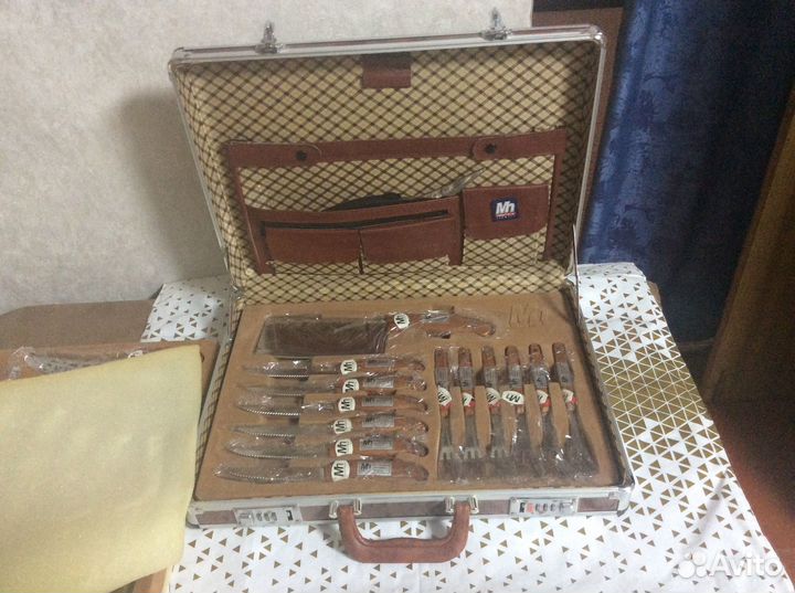 Кухонный набор вилок и ножей