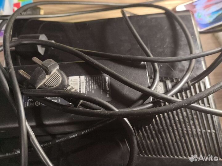 Xbox 360 рабочая с проводами