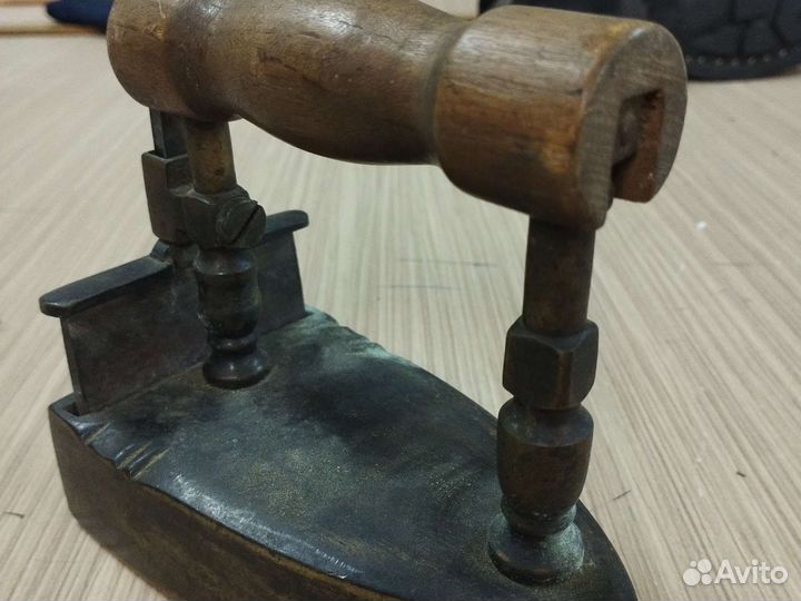 Утюг старый бронзовый
