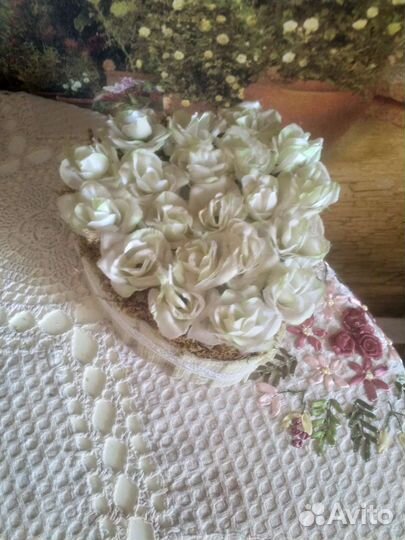 Декоративное украшение из роз