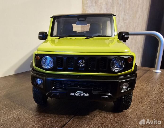 Suzuki Jimny 1:18 Autoart