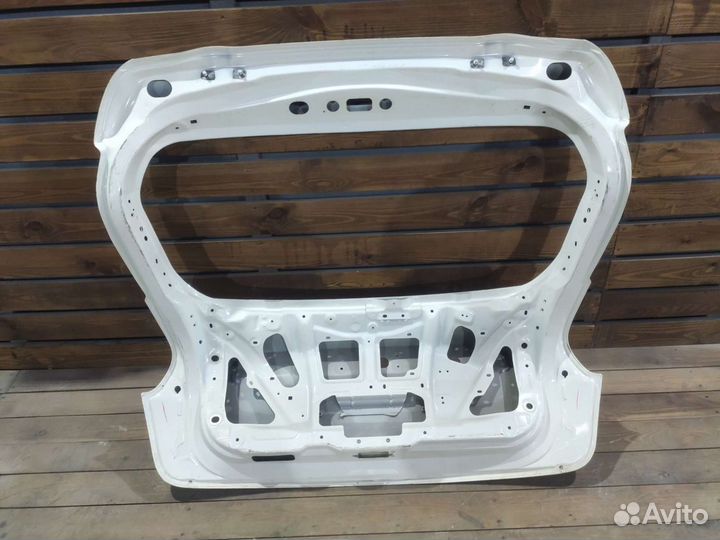 Крышка багажника Nissan Juke