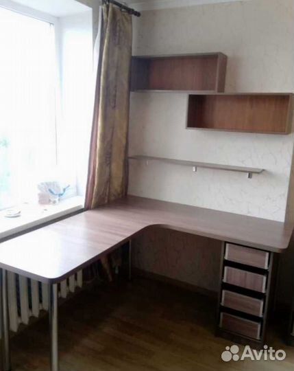 Рабочая зона в углу у окна