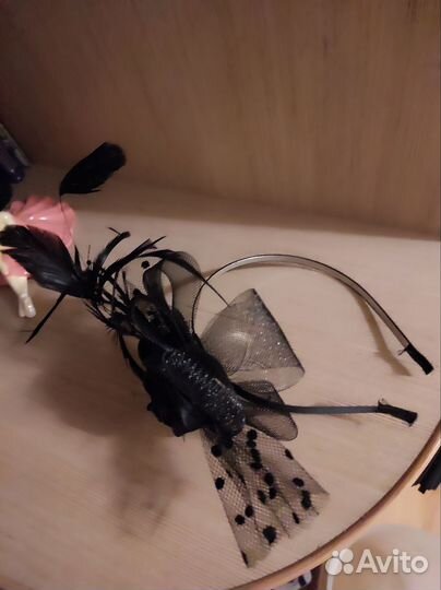 Ободок с цветком и натуральными перьями