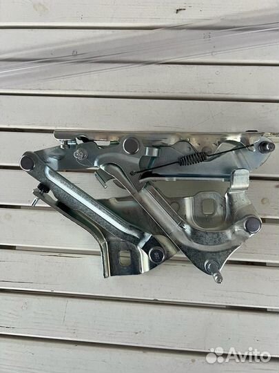 Новая правая петля капота Audi A4 B9 2015-2023