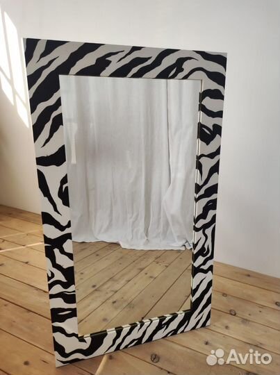 Зеркало в деревянной раме