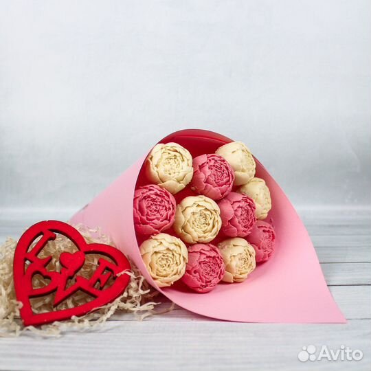 Сладкий букет из конфет шоколадные розы и пионы