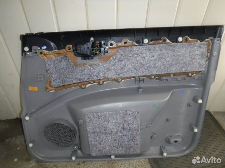 Обшивка двери передняя левая Mitsubishi Pajero
