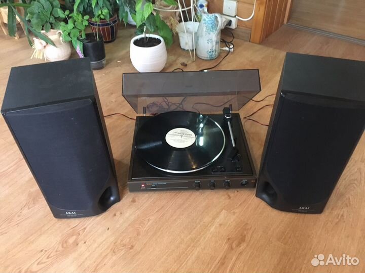 Проигрыватель с колонками и пластинками