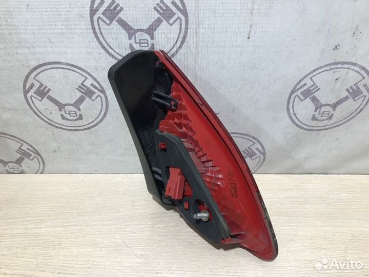 Фонарь задний в крышку багажника правый задний