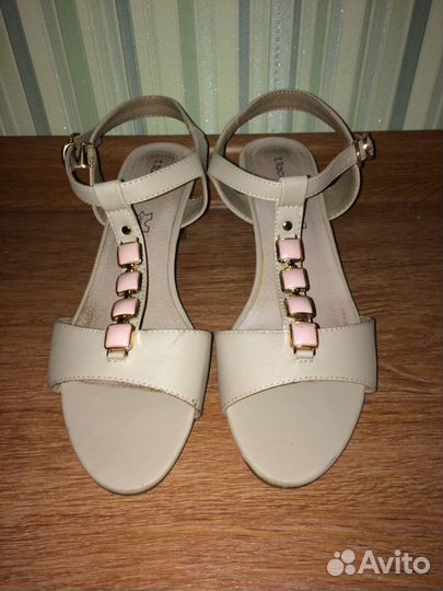 Босоножки женские на каблуке