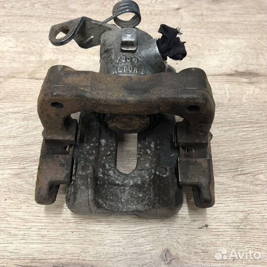 Суппорт задний левый Peugeot 408