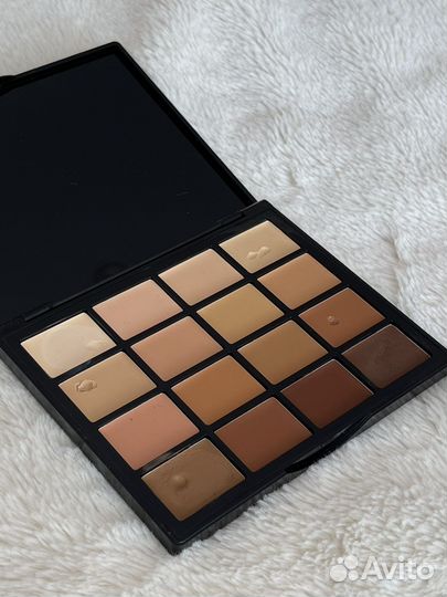 Палетка тональных средств NYX