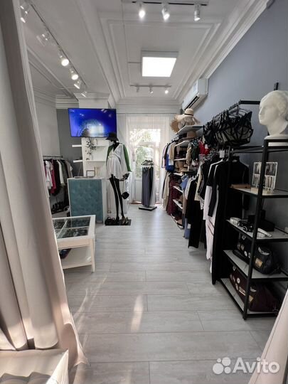 Аренда рейла, корнера, полки, витрин в шоуруме