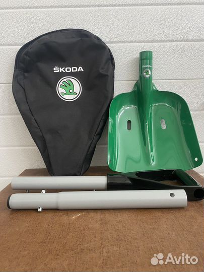 Оригинальная складная лопата для снега Skoda