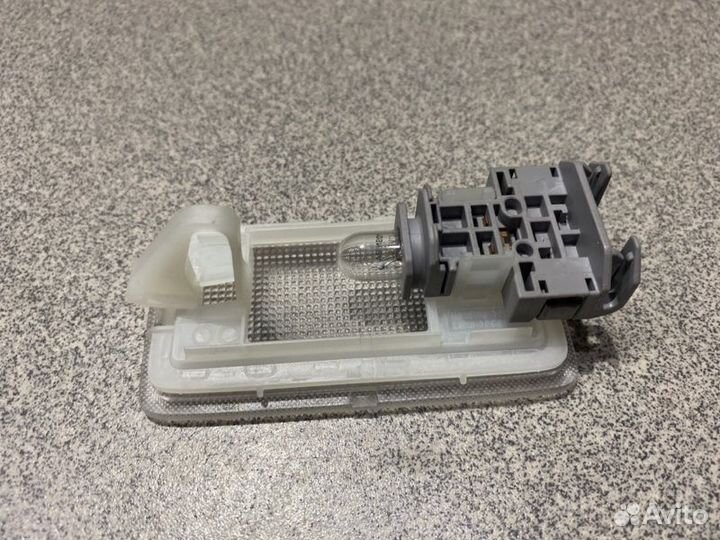 Светильник салона передний Toyota Harrier