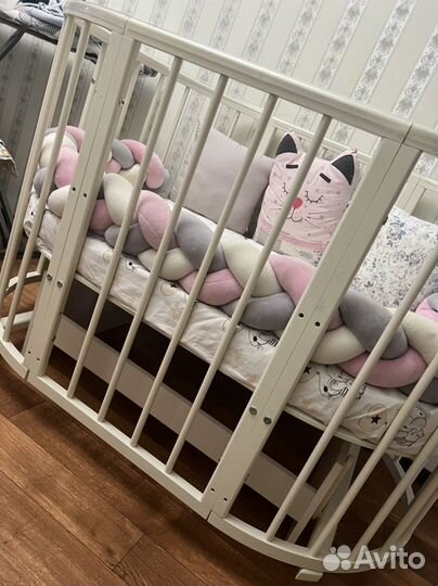 Детская кроватка с маятником круглая